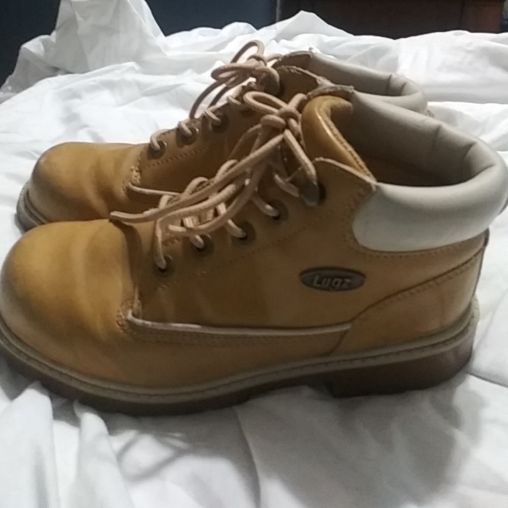 Boys size 5 or Ladies sz 7.5 Lugz Ankle Boots Tan